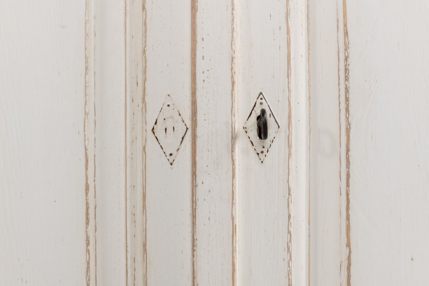 Sarreid - Antique Whitewash Sideboard  6 Door - White - Country