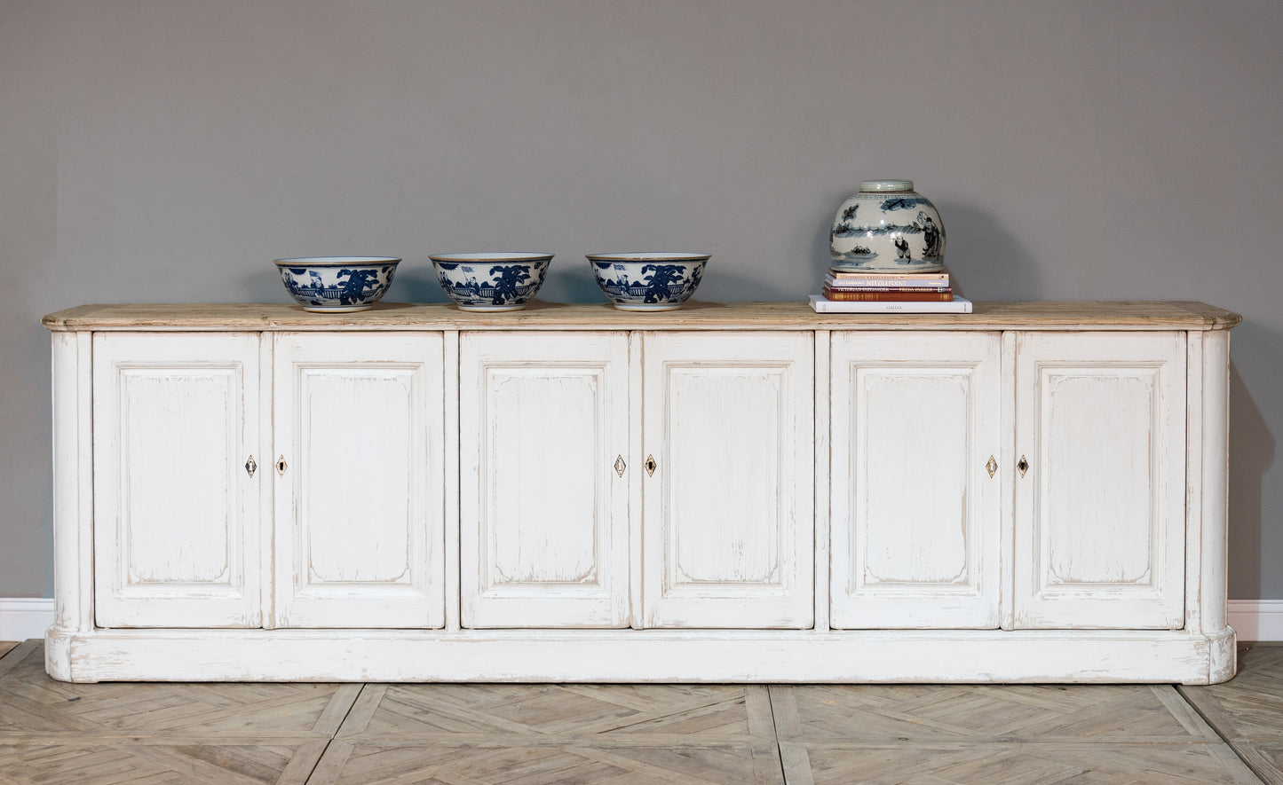 Sarreid - Antique Whitewash Sideboard  6 Door - White - Country